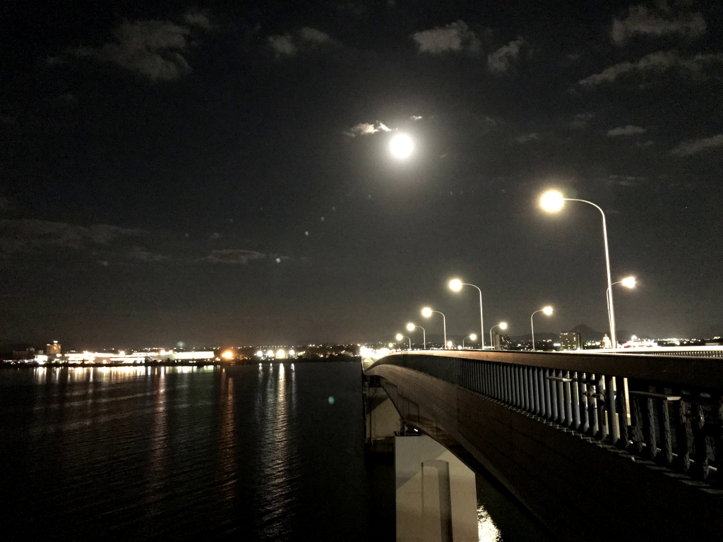 琵琶湖大橋の夜景